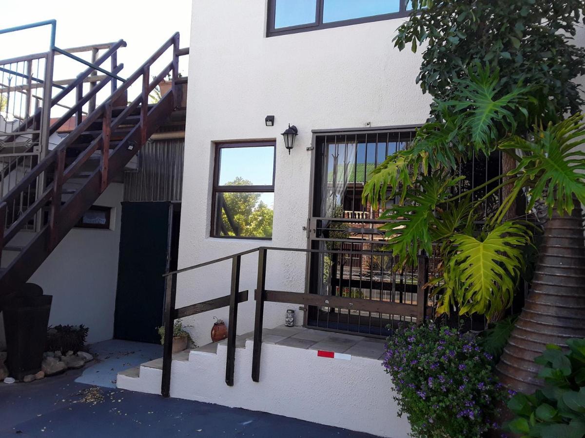 Monas Risibiki Westside Bed & Breakfast Kleinmond Exterior photo